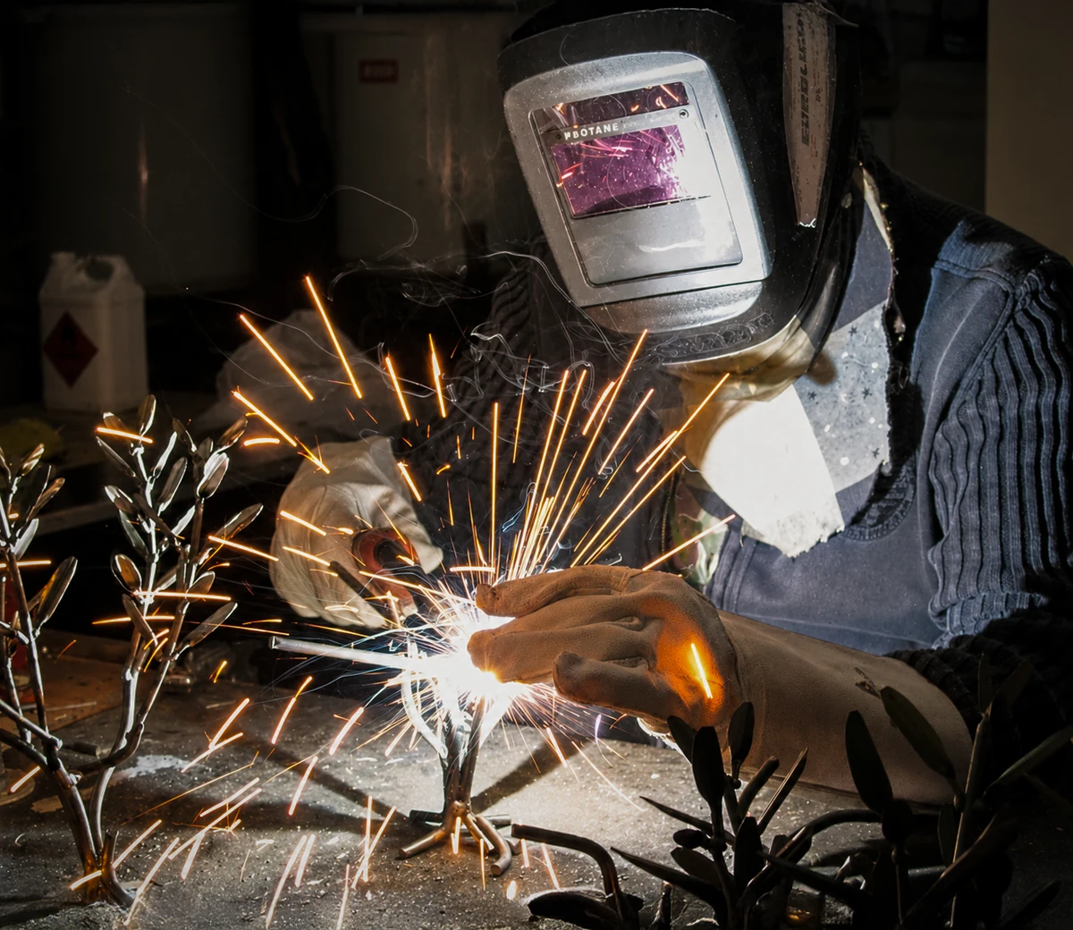 Joël Rebière au travail dans son atelier à Sauveterre
