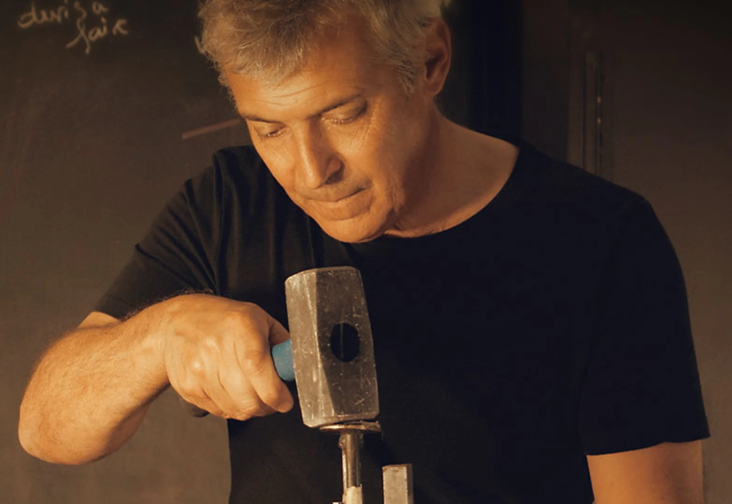 Joël Rebière dans son atelier