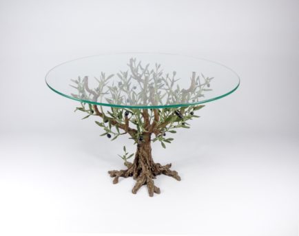 table artisanale en olivier décoratif